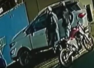 Vídeo mostra bandidos rendendo idosa e roubando carro