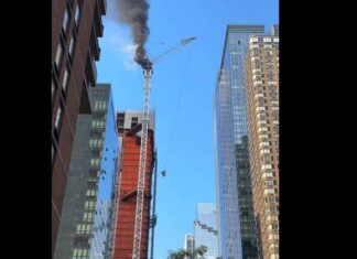 Guindaste despenca em Nova York, atinge prédio e cai no meio da rua; veja o vídeo