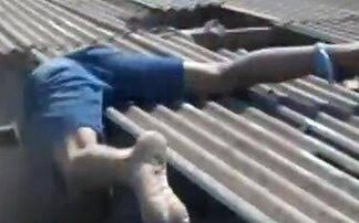 Homem tenta roubar farmácia, fica preso em telhado e tem final trágico