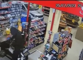 Vídeo mostra homem atirando na perna de funcionária de supermercado