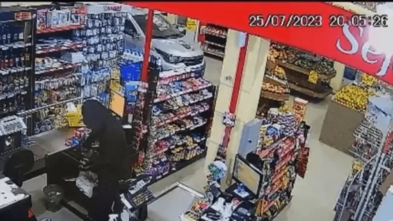 video-mostra-homem-atirando-na-perna-de-funcionaria-de-supermercado-em-cruzeiro-114058_800x450