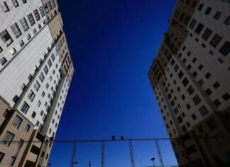 Faca na cintura, bombas e invasão: com aval da Justiça, moradora é expulsa de condomínio