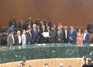 Em evento lotado, Bolsonaro recebe título de cidadão goiano