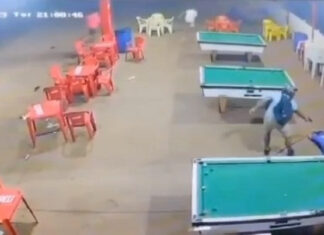 Vídeo: Dois homens são mortos a tiros em bar enquanto jogavam sinuca