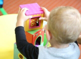 Dona de berçário que fez bebê comer vômito alega que crianças tinham “temperamento difícil”