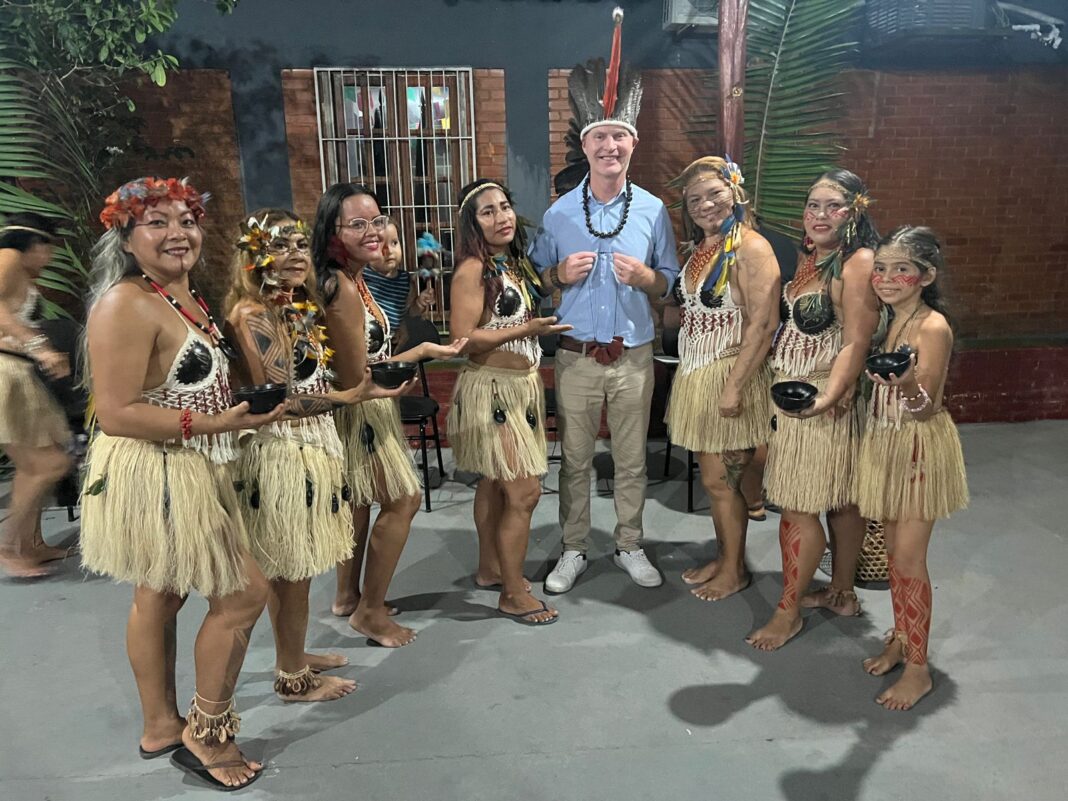 FOTO_ Embaixador Richard Prendergast com grupo cultural_ (1)