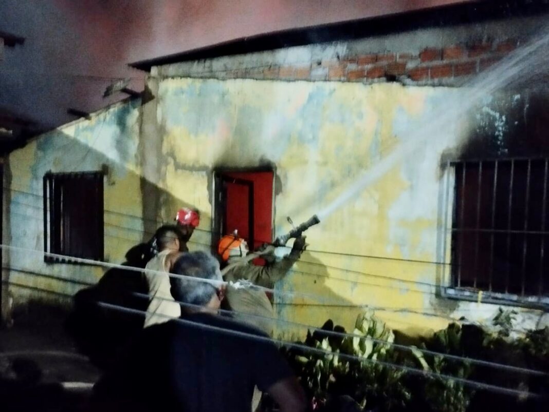 INCÊNDIO EM RESIDÊNCIA - HUMAITÁ - FOTO CBMAM