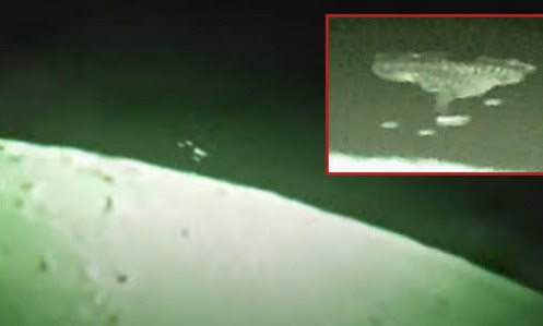 Observador-do-ceu-captura-com-seu-telescopio-uma-Nave-sobre-a-Lua-com-OVNIs-menores.jpg