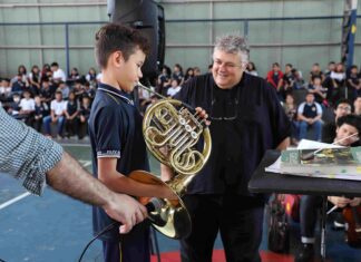 Orquestra Amazonas Filarmônica realiza apresentação especial na Escola Estadual Ruy Araújo