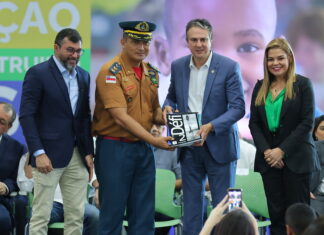 Governo do Amazonas entrega mais de 600 livros à escola bilíngue de francês da rede estadual