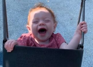 Bebê de 10 meses morre após engolir brinquedo no banho