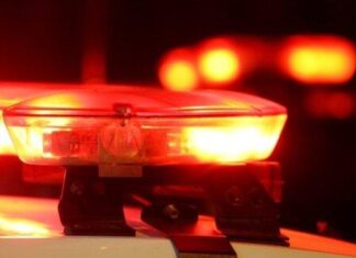 Homem agride esposa após chegar em casa e encontrá-la nua na cama com outro