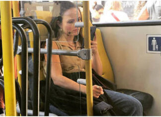 Após desistir de patrimônio, Larissa Manoela posta foto dentro de ônibus: ‘A vida como ela é’