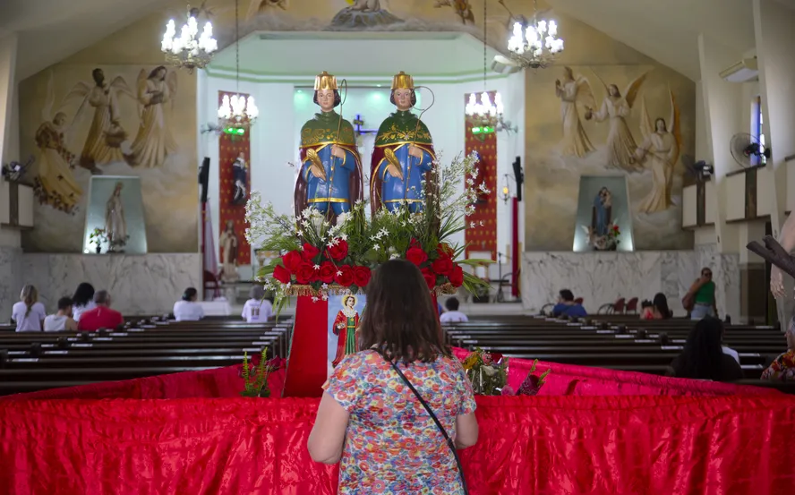 104445406-ri-rio-de-janeiro-rj-26-09-2023-preparativos-para-festa-de-sao-cosme-e-damiao-na-igreja-do