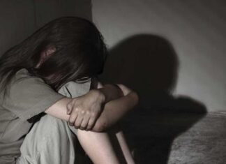 Babá adolescente abandona 3 crianças para ir a festa; estavam pedindo comida pelo portão