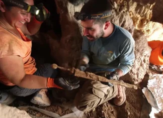 Espadas de 1.900 anos são achadas em caverna em Israel