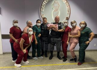 Policiais heróis ajudam no trabaho de parto de uma mãe em Manaus