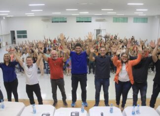 Sob aplausos, prefeito de Parintins anuncia pagamento do piso nacional da enfermagem