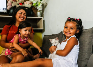“A partir de agora minha filha vai ter um futuro diferente”, diz mãe de paciente beneficiada com o implante coclear