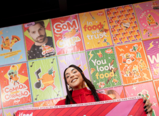 IFOOD THE TOWN: Pabllo Vittar faz tatuagem de pizza com fã no festival