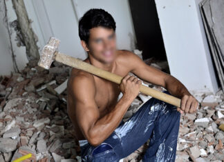 Por ciúmes de pedreiros, homem espanca a mulher em casa