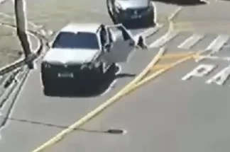 Vídeo: criança cai de carro em movimento no meio de cruzamento