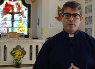 Padre engravida fiel do terço e pede dispensa da Igreja Católica #EmNomeDoPadre