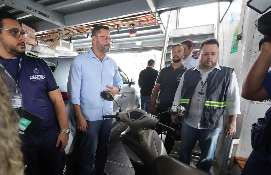 Arsepam 3 - Equipe durante fiscalização em embarcação Leão de Judá - 29-11-2023