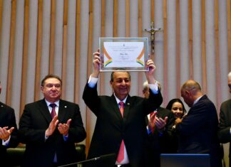 Senador Omar Aziz recebe título de cidadão honorário de Brasília