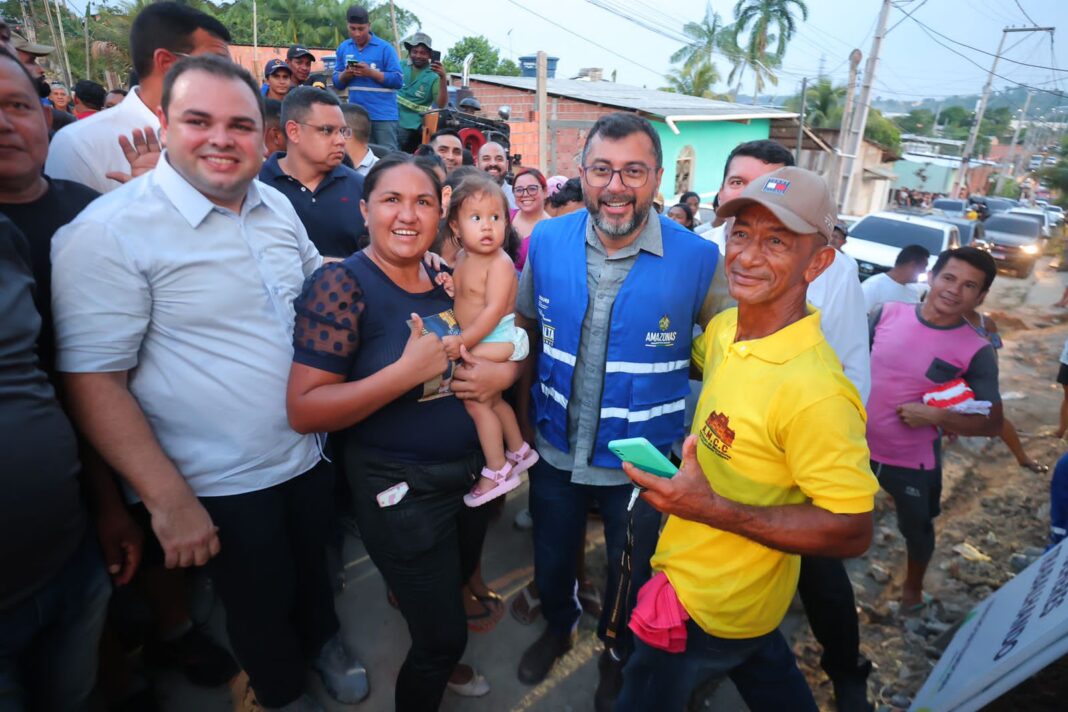 Moradores da comunidade Coliseu I comemoram obras do Asfalta Amazonas_Foto Alex Pazuello Secom