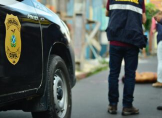 Sem identificação, homem é jogado de carro e executado a tiros em rua do bairro Compensa