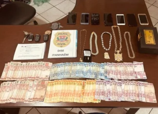 Polícia acorda traficante do PCC e o prende com joias e carros de luxo