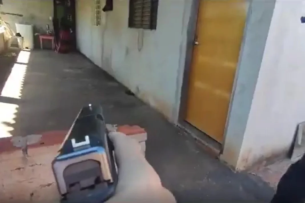 Guardas-municipais-invadem-quarto-onde-Fabiano-Dark-Palacini-mantinha-filho-refem