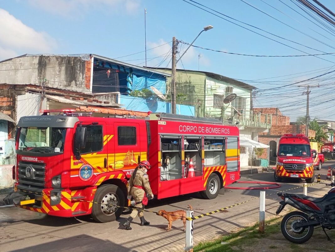 INCÊNDIO EM RESIDÊNCIA NO BAIRRO RAIZ_FOTO CBMAM_1