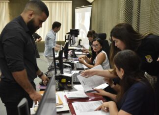 Aprovados para o cargo de delegado entregam documentos e exames médicos na Polícia Civil do Amazonas