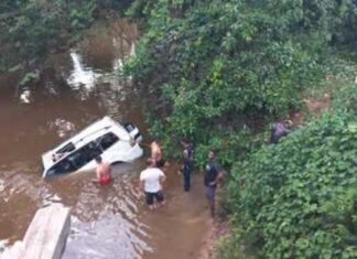 Cinco pessoas da mesma família morrem afogadas após carro cair dentro de rio em Rondônia