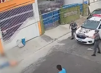 Vídeo: homem é baleado após correr na direção de PMs durante abordagem