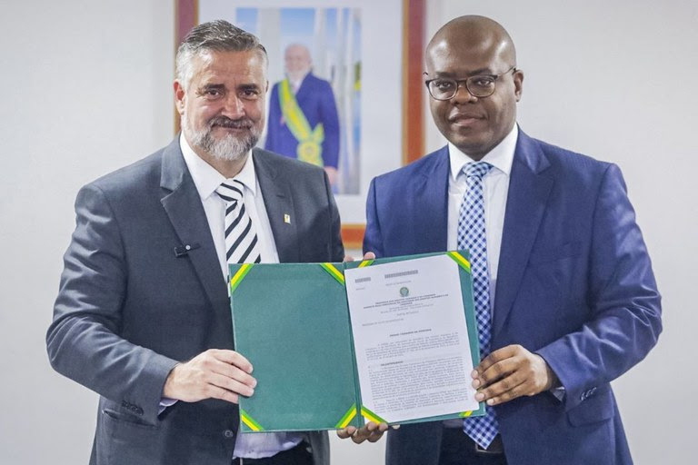 Ministros Paulo Pimenta (SECOM) e Silvio Almeida (MDHC) no lançamento do Prêmio Cidadania na Periferia - Foto: Lucas Leffa / SECOM