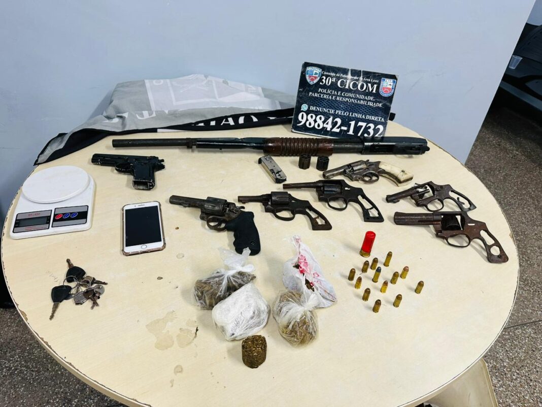 PMAM_30ª CICOM DETÉM DOIS HOMENS COM DROGAS E ARMAS NA ZONA LESTE_FOTOS_DIVULGAÇÃO_PMAM