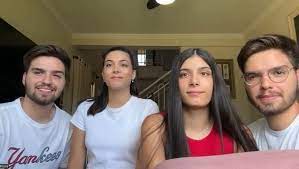 Casais de gêmeos idênticos viralizam compartilhando rotina nas redes; ‘Ninguém nunca beijou errado’, brinca uma das irmãs