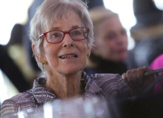 Professora que doa US$ 1 bi para quitar todas as mensalidades de alunos de medicina em faculdade