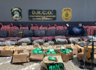 Operação prende trio e apreende 2,8 toneladas de drogas, armamentos e uma lancha