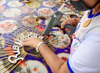 Carnaval na Floresta: Grupo do projeto Vida e Saúde do Idoso Ativo confecciona acessórios para abertura do Grupo Especial