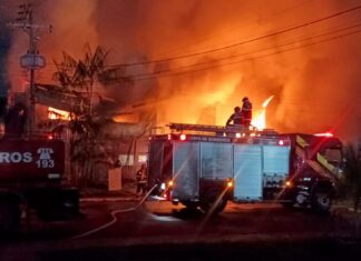 Corpo de Bombeiros combate incêndio de grande proporção em galpão de empresa no bairro Tarumã