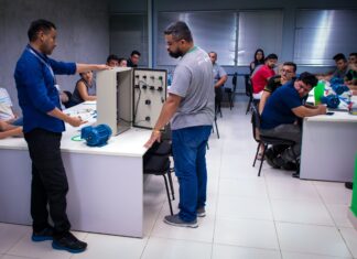 Escola tecnológica oferta bolsa integral em cursos de automação industrial e desenvolvimento de software