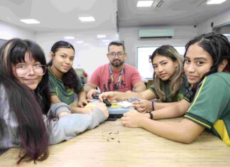 Em laboratório móvel de engenharia, alunos de escola estadual desenvolvem programação de equipamentos