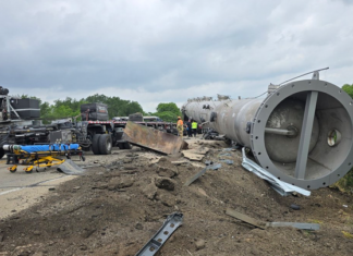 Duas pessoas morreram no Texas após uma carga de 158 mil toneladas se soltar do trailer e esmagar o veículo: autoridades