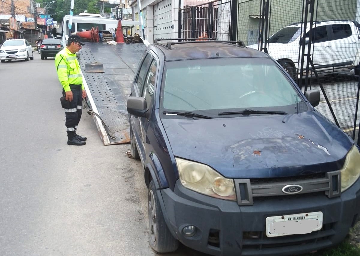 Prefeitura realiza ação de remoção de carros abandonados no bairro Petrópolis - Chumbo Grosso