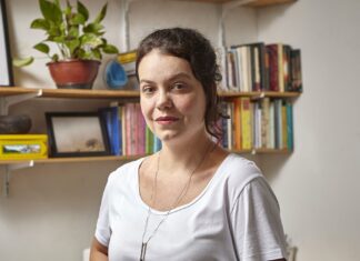 Escritora brasileira é primeira mulher a vencer prêmio literário internacional
