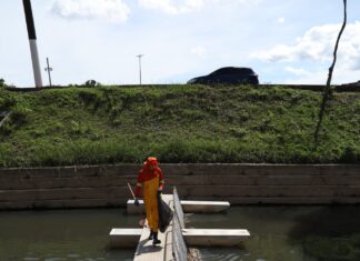 Prefeito fiscaliza operações de ecobarreira instalada no igarapé dos Franceses